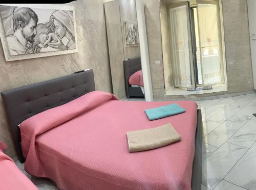 ein Schlafzimmer mit einem rosa Bett und einem Spiegel in der Unterkunft Casa sul muretto in Neapel