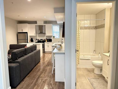 cocina y sala de estar con sofá y baño en Home Suite Home in Promontory Heights 1bdrm suite en Chilliwack