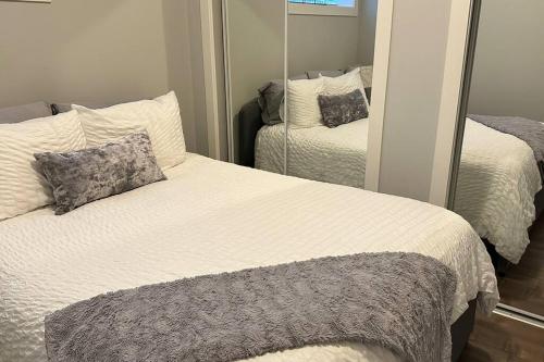 En eller flere senge i et værelse på Home Suite Home in Promontory Heights 1bdrm suite
