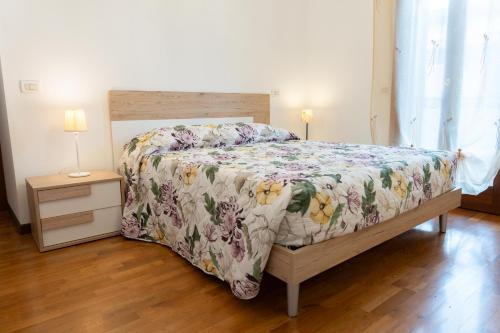 מיטה או מיטות בחדר ב-Marina's Venice garden