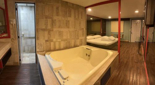 Et bad på Suites & Villas Real Hacienda
