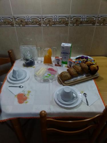 una mesa con un mantel con comida. en Casa De Hospedes Flor Do Jardim, en Malveira