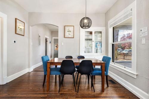 una sala da pranzo con tavolo in legno e sedie blu di Historical Bungalow Near CSU & Old Town! a Fort Collins