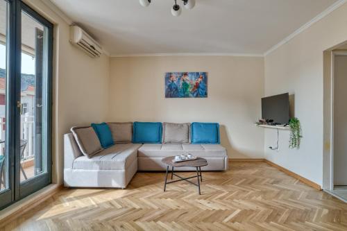 Μια τηλεόραση ή/και κέντρο ψυχαγωγίας στο COMFORT APARTMENT NEAR THE BEACH