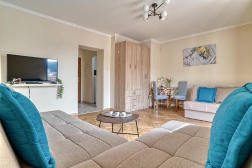 Μια τηλεόραση ή/και κέντρο ψυχαγωγίας στο COMFORT APARTMENT NEAR THE BEACH