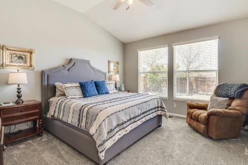 1 dormitorio con 1 cama y 1 silla en Sparks Home with Fenced Yard 8 Mi to Dtwn Reno! en Sparks