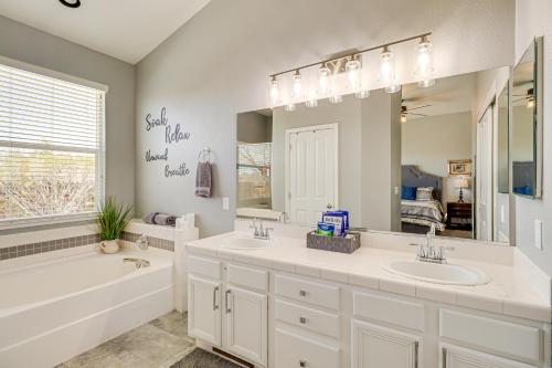 ein Badezimmer mit zwei Waschbecken und einem großen Spiegel in der Unterkunft Sparks Home with Fenced Yard 8 Mi to Dtwn Reno! in Sparks