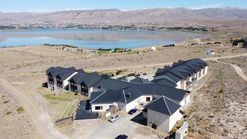 uma vista aérea de uma casa com um lago em Edenia Hotel & Nature em El Calafate