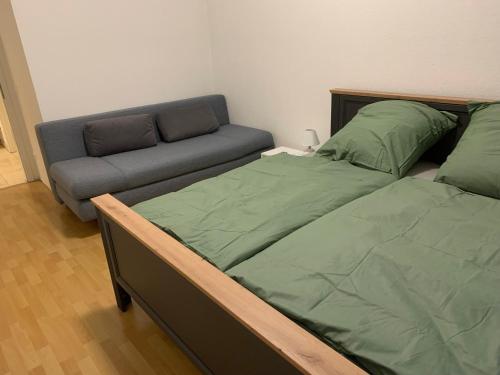 uma cama e um sofá num quarto em Ferienwohnung für kleine und große Reisegruppe em Dresden
