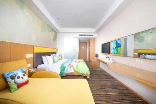 a hotel room with two beds and a tv at Holiday Inn Express Emei Mountain by IHG in Emeishan