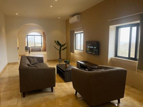 沙拉的住宿－Spacious, Bright, Valley & Sea View Maisonette，客厅配有2张沙发和1台钢琴