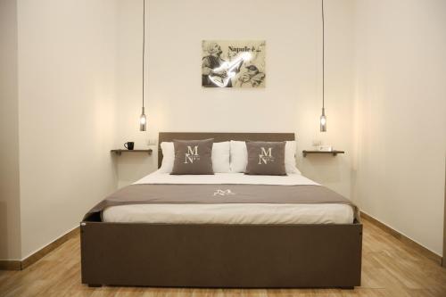 een slaapkamer met een groot bed in een kamer bij Mia Napoli in Napels