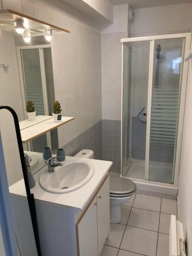 une salle de bain avec un lavabo, une douche et des toilettes dans l'établissement MAISON DE VACANCES Avec PISCINE - MER INDIGO- ST PIERRE LA MER- 700m PLAGE, à Saint Pierre La Mer