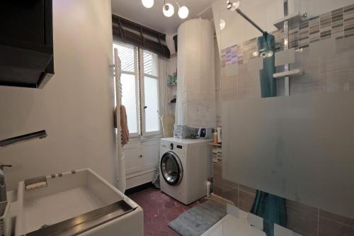 La salle de bains est pourvue d'un lave-linge et d'une fenêtre. dans l'établissement 2 Pièces de charme Montmartre, à Paris