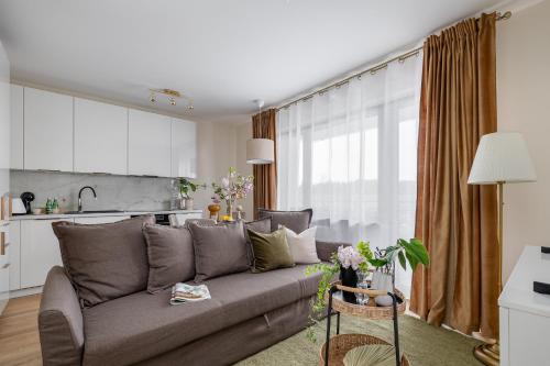 un soggiorno con divano e una cucina di TS Gold New Town Apartment & free private parking a Stettino