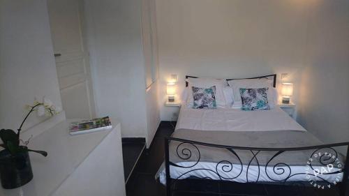 - une petite chambre avec un lit et deux lampes dans l'établissement Maison OCCHIATANA, à Occhiatana