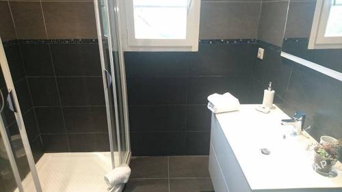 une salle de bain avec un lavabo et une douche dans l'établissement Maison OCCHIATANA, à Occhiatana