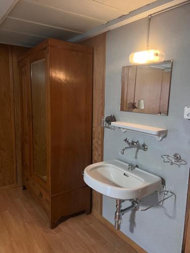 a bathroom with a sink and a mirror at Hotel krone habitación doble in Zäziwil