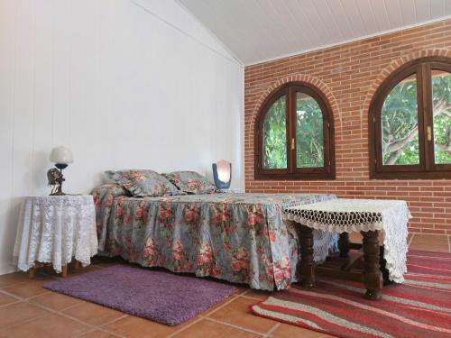 アスケカ・デ・エナレスにあるHABITACION PISCINA Y JARDINのレンガの壁、ベッド付きのベッドルーム1室