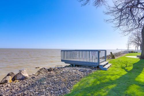 Φωτογραφία από το άλμπουμ του Huron Condo on Lake Erie with Balcony and Seating! σε Huron