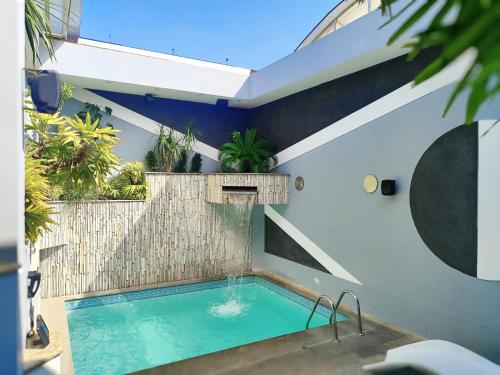 a swimming pool in the middle of a house at Motel Confidence in Santo André