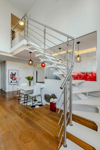 - un escalier dans le salon avec une table et des chaises dans l'établissement Confort et style Proche de Paris, à Asnières-sur-Seine