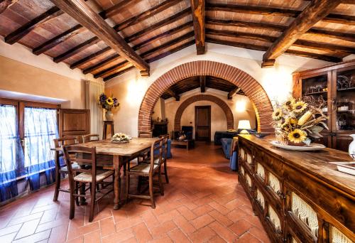 cocina con mesa y sillas en una habitación en Fonte Del Castagno, en Sinalunga