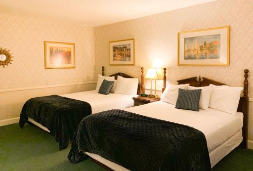 - une chambre d'hôtel avec 2 lits dans l'établissement Cedar Crest Inn, à Camden