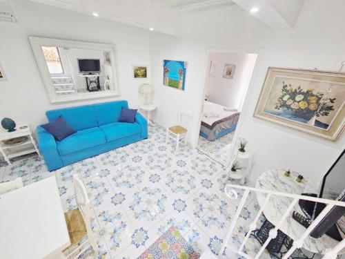 a living room with a blue couch and a table at Casa Tina indipendente a 2 passi dal centro al foro italico e al nuovo porto marina bay in Palermo