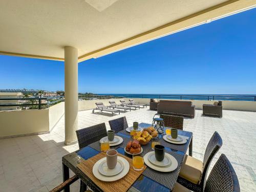 Luxury Penthouse wStunning Sea Views, walk to Galé Beach Albufeira