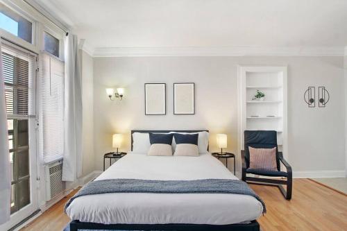 a bedroom with a large bed and two chairs at Stylish Studio Apartment in Evanston - Elmgate Manor 419 in Evanston