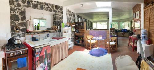 een keuken met een fornuis en een tafel. bij Loft panorámico en Tepoztlan in Morelos