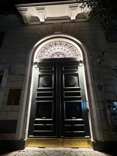 uma porta preta num edifício à noite em AD Vatican Luxury Rooms em Roma