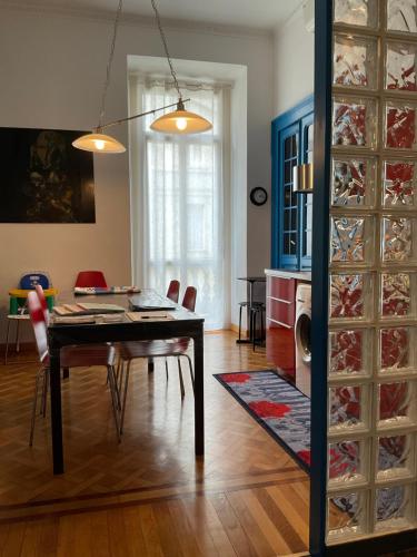 - une salle à manger avec une table et des chaises dans l'établissement NONPERTUTTI PIAZZA CASTELLO Senior e famiglie TOP, à Turin