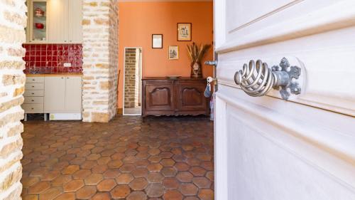 a room with a door and a kitchen with a counter at Le Clos de Pommard in Pommard