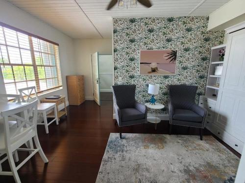 sala de estar con 2 sillas y mesa en Duval Street Suite w parking and heated pool, en Key West