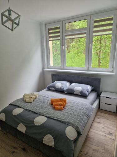 Un dormitorio con una cama con dos ositos de peluche. en Moniuszko, en Lesko