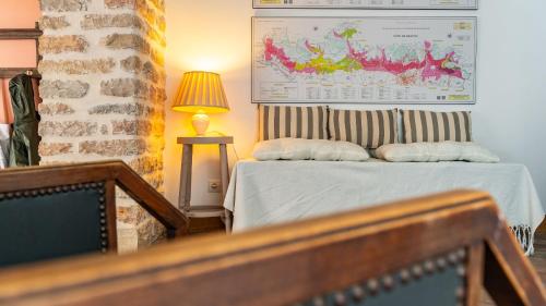 a bedroom with a bed and a picture on the wall at Le Clos de Pommard in Pommard