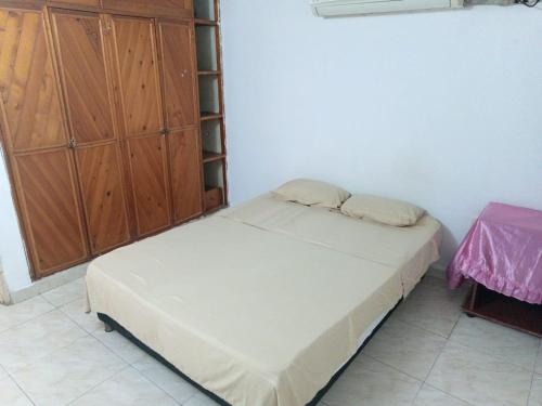 a small bedroom with a bed and a cabinet at Alojamiento cómodo en una ubicación maravillosa! in Cartagena de Indias