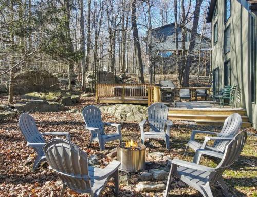Vườn quanh 3BR, Lakeview, Hot Tub, Nintendo Switch - Deer Haven Poconos Retreat