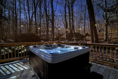 Fotografie z fotogalerie ubytování 3BR, Lakeview, Hot Tub, Nintendo Switch - Deer Haven Poconos Retreat v destinaci Tobyhanna
