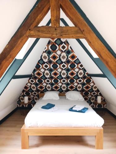 une chambre avec un lit avec un tas de bouteilles de vin dans l'établissement Gite La Vieille Rivière, à Genneville