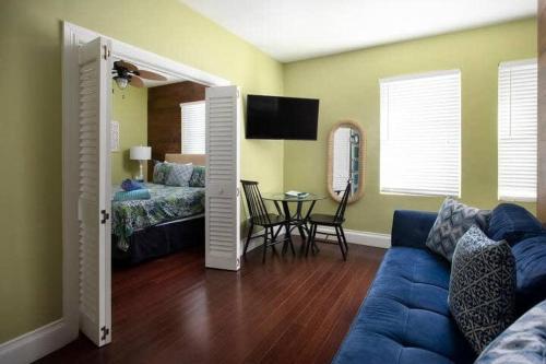 een woonkamer met een bank en een tafel bij Two Duval Street Suites w pool in Key West