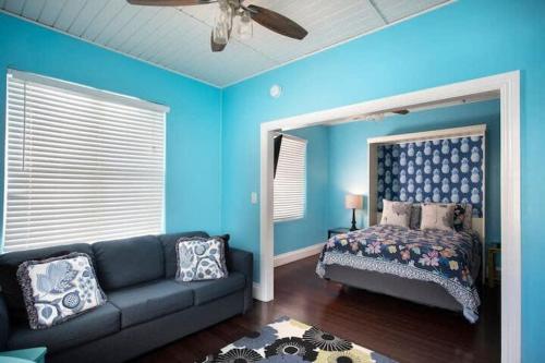 Ένα ή περισσότερα κρεβάτια σε δωμάτιο στο Two Duval Street Condos w parking and pool