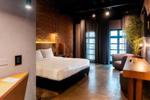 una camera d'albergo con letto e divano di The Art Hotel Medellin a Medellín