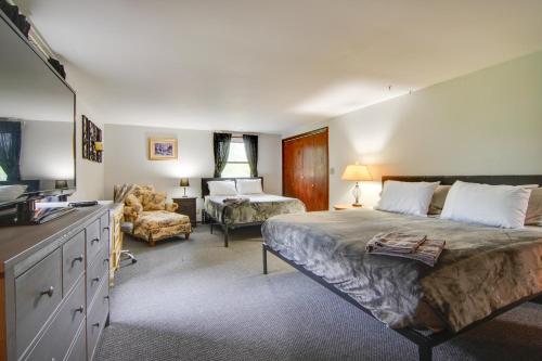 una camera con un grande letto e un soggiorno di Inviting Twin Lakes Home with Indoor and Outdoor Bars! a Twin Lakes