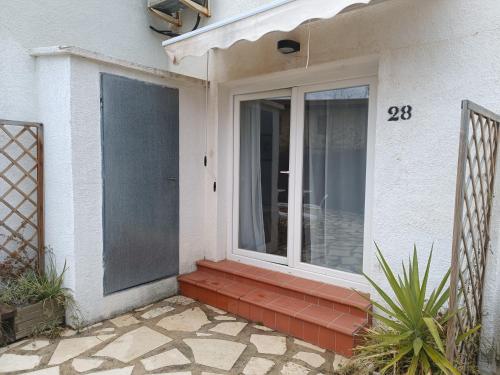 een voordeur van een huis met een raam bij Paraiso Del Sol in Denia