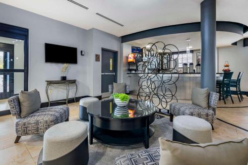 a living room with a table and chairs at Best Western Plus Bradenton Gateway Hotel in Bradenton
