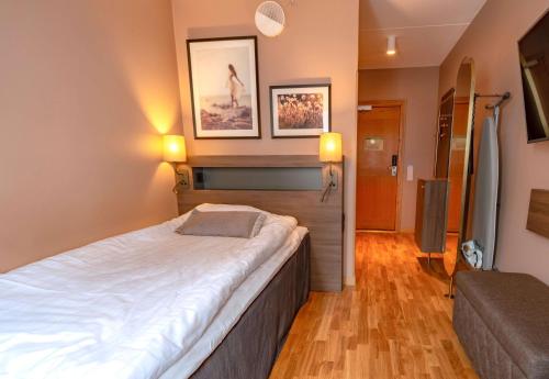 1 dormitorio con 1 cama grande y 1 sofá en Scandic Crown, en Gotemburgo