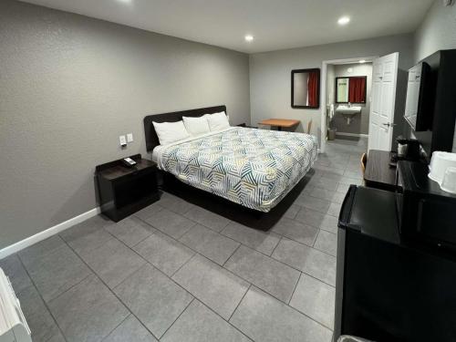 una camera d'albergo con letto e bagno di Motel 6 Englewood a Englewood